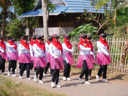 PESERTA GERAK JALAN KREASI RW 006